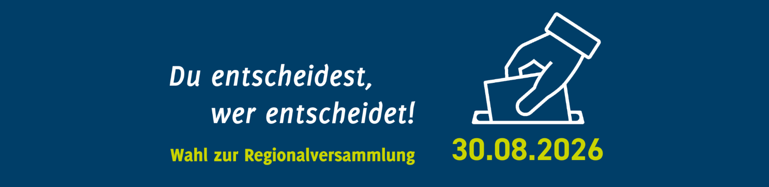 Blauer Hintergrund mit gezeichneter Hand, die einen Wahlbrief in eine Wahlurne wirft.Schriftzug: Neuwahl Regionalversammlung. Du entscheidest, wer entscheidet. 30. August