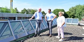 (v.l.) Bauamtsleiter Klaus Peter Koch, Erster Regionalverbandsbeigeordneter Jörg Schwindling und Karin John vom Bauamt des Regionalverbandes auf dem Dach des KBBZ Halberg