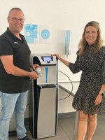 Zwei Mitarbeitende des Gesundheitsamtes am Wasserspender im Gesundheitsamt. Damit beteiligt sich das Gesundheitsamt an der Refill-Aktion.
