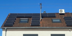 Solaranlage Collage mit mehreren Fotos mit diversen Blicken auf ein Wohnhaus-Dach mit Solaranlage