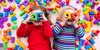 Kinder mit Bauklötzen Kleinkinder spielen mit Bauklötzen und halten sich jeweils zwei Bauklötze wie eine Brille vor die Augen
