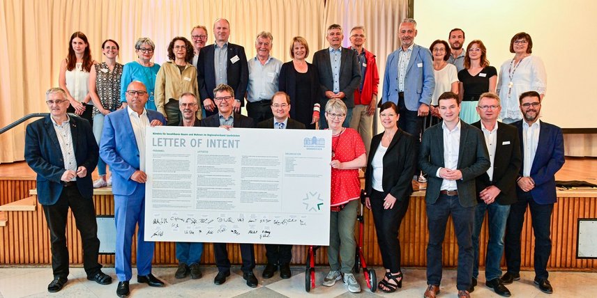 Mitglieder des Bündnisses unterzeichnen den "Letter of intent"