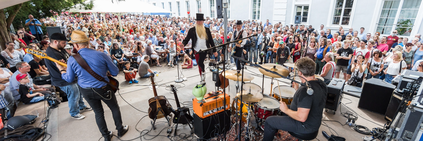 Blick von der Bühne im Saarbrücker Schlossgarten auf die Band Honey Creek und das Publikum