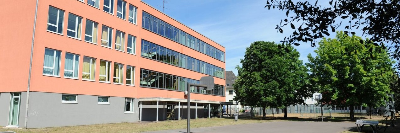 Schulgebäude und Basketballfeld der Gemeinschaftsschule Güdingen