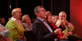Comedy im Frühling Das Publikum lacht begeistert bei Comedy im Frühling