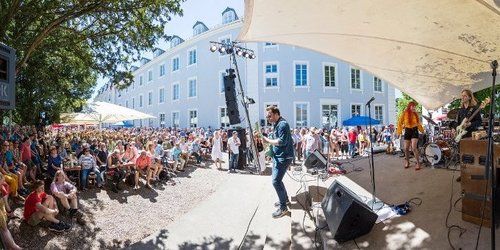 Die Band Pristine auf der Bühne im Schlossgarten