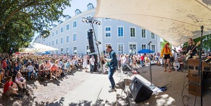 Die Band Pristine auf der Bühne im Schlossgarten