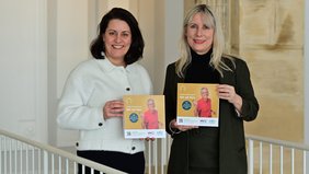 Regionalverbandsdirektorin Dr. Carolin Lehberger (l.) und vhs-Direktorin Nicole Boissier präsentieren das neue vhs-Semesterprogramm. Foto: Stephan Hett/Regionalverband Saarbrücken 