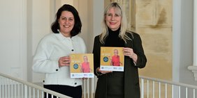 Regionalverbandsdirektorin Dr. Carolin Lehberger (l.) und vhs-Direktorin Nicole Boissier präsentieren das neue vhs-Semesterprogramm. Foto: Stephan Hett/Regionalverband Saarbrücken 