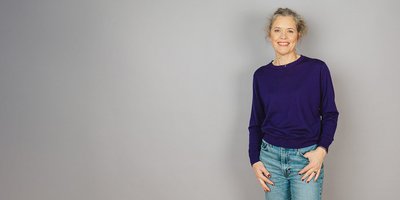 Anke Sinnigen vor einer grauen Wand
