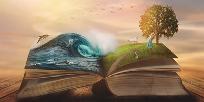 Aufgeklapptes Buch aus dem eine Fantasiewelt entsprießt