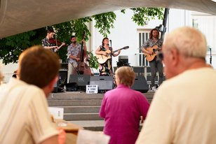 Blick aus dem Publikum auf die Schlossgarten-Bühne. Dort spielt die Marion und Sobo Band.