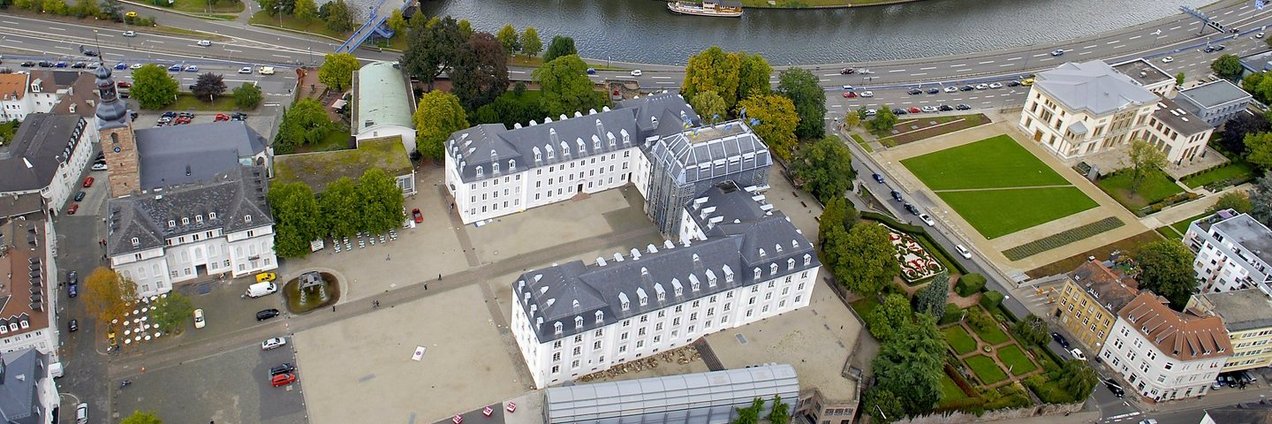 das Saarbrücker Schloss mit Schlossplatz und Saar von oben aus fotografiert