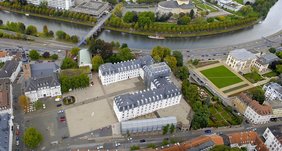 das Saarbrücker Schloss mit Schlossplatz und Saar von oben aus fotografiert