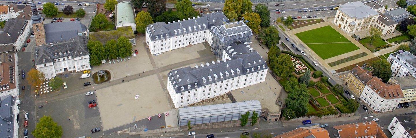 das Saarbrücker Schloss mit Schlossplatz und Saar von oben aus fotografiert