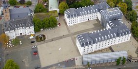 das Saarbrücker Schloss mit Schlossplatz und Saar von oben aus fotografiert