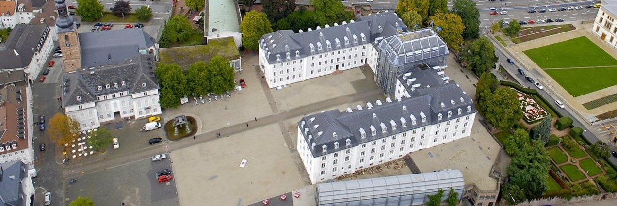 Luftbild Saarbrücker Schloss das Saarbrücker Schloss mit Schlossplatz und Saar von oben aus fotografiert