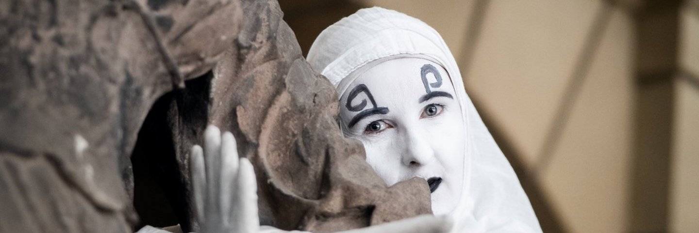 Das Schlossgespenst lehnt sich gegen eine der Statuen im Mittelpavillon des Saarbrücker Schlosses.