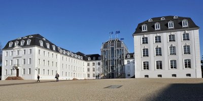 Das Saarbrücker Schloss mit Vorplatz aus Bodenperspektive
