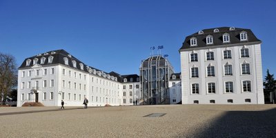 Das Saarbrücker Schloss mit Vorplatz aus Bodenperspektive