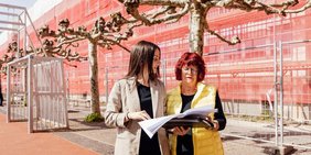 Am Deutsch-Französischen Gymnasium werden neue Fenster eingesetzt und die Fassade umfangreich saniert. Vor Ort konnten sich die Ehrenamtliche Regionalverbandsbeigeordnete Anita Morschette-Sarg (rechts) und Bauamtsmitarbeiterin und zuständige Architektin Savina Madonia-Geyik (links) ein Bild vom Fortschritt der Arbeiten machen.
