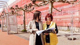 Am Deutsch-Französischen Gymnasium werden neue Fenster eingesetzt und die Fassade umfangreich saniert. Vor Ort konnten sich die Ehrenamtliche Regionalverbandsbeigeordnete Anita Morschette-Sarg (rechts) und Bauamtsmitarbeiterin und zuständige Architektin Savina Madonia-Geyik (links) ein Bild vom Fortschritt der Arbeiten machen.