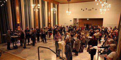 Menschen beim Martkplatz Ehrenamt im November 2022