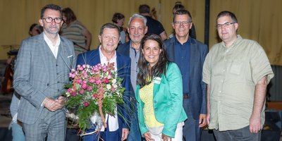 vhs-Direktorin Dr. Carolin Lehberger dankt Hermann Müller (2.v.l.) gemeinsam mit (v.l.n.r.) dem saarländischen Innenminister Reinhold Jost, dem Friedrichsthaler Bürgermeister Christian Jung, Regionalverbandsdirektor Peter Gillo und dem neuen örtlichen Leiter der vhs Quierschied, Stefan Kees, für sein langjähriges Engagement.