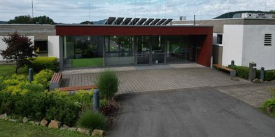 Schullandheim Oberthal Blick auf den Haupteingang des Schullandheims