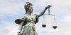 Justitia Justitia, Göttin der Gerechtigkeit mit Waage in der linken und Richtschwert in der rechten Hand.