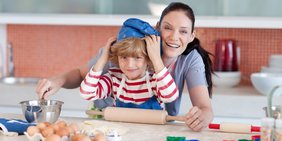 Frau mit Kind beim Backen