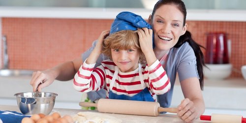 Frau mit Kind beim Backen