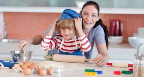 Frau mit Kind beim Backen