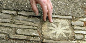 Eine Hand greift auf einen Stein auf dem Sternenweg