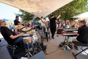 Mark Slate und die Band Rotosphere auf der Bühne im Schlossgarten.