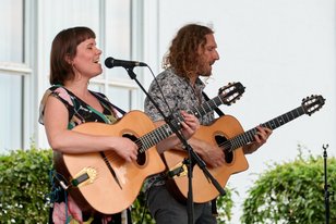 Die Marion und Sobo Band auf der Bühne im Schlossgarten.