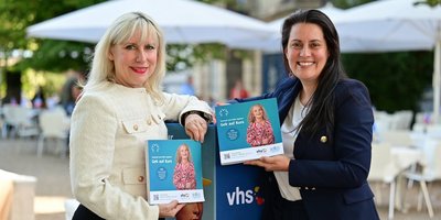 Regionalverbandsdirektorin Dr. Carolin Lehberger (r.) und vhs-Direktorin Nicole Boissier präsentierten das neue vhs-Semesterprogramm auf dem Bürgerfest „Bal Populaire“ im Saarbrücker Schlossgarten, das die deutsch-französische Freundschaft feiert