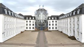 Blick auf das Saarbrücker Schloss aus erhöhter Perspektive