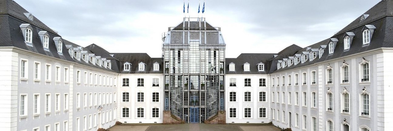 Blick auf das Saarbrücker Schloss aus erhöhter Perspektive