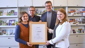 Regionalverbandsdirektor Peter Gillo hält gemeinsam mit Thomas Unold, Leiter des Fachdienstes Regionalentwicklung und Planung, Natascha Power von der Tourist Info sowie Carola Heimann von der Tourismus Zentrale Saarland in der Tourist Info Saarbrücker Schloss die Auszeichnung durch "Reisen für Alle" in den Händen