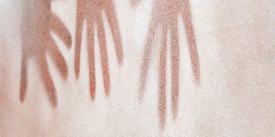 Detailansicht von gemalten Handabdrücken.
