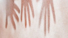 Detailansicht von gemalten Handabdrücken.