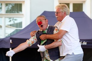 Willi und ein Mann rangeln auf der Schlossgartenbühne beim Kindertheater.
