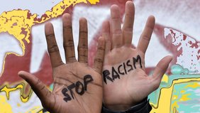 Hände mit der Aufschrift Stop Racism