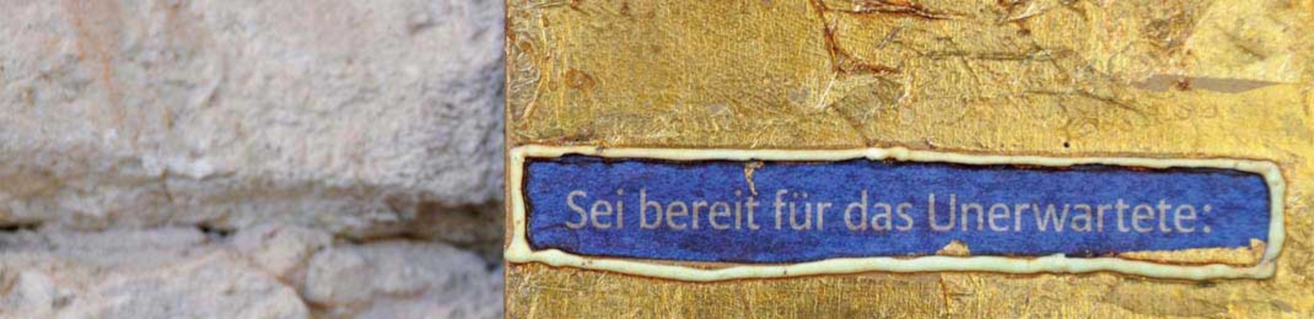 Wand mit Goldenem Element und blauem schild mit Schriftzug