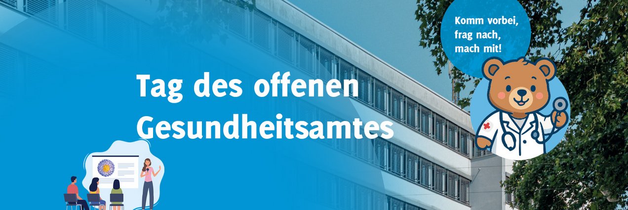 Ein Foto des Gesundheitsamtes mit dem Text "Tag des offenen Gesundheitsamtes" sowie einem Icon das eine Vortragssituation zeigt. In der oberen rechten Ecke zudem das gezeichnete Bild eines Teddybärs und in eine, Kreis daneben der Text "Komm vorbei, frag nach, mach mit!"