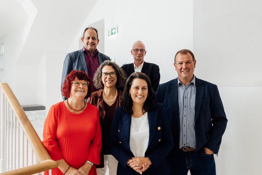 Das Foto zeigt ein Gruppenbild der ehrenamtlichen Beigeordneten der Wahlperiode 2026-2029 mit der Regionalverbandsdirektorin Dr. Carolin Lehberger.