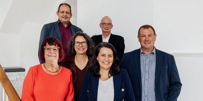 Das Foto zeigt ein Gruppenbild der ehrenamtlichen Beigeordneten der Wahlperiode 2026-2029 mit der Regionalverbandsdirektorin Dr. Carolin Lehberger.