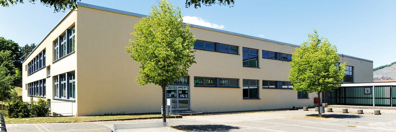 Schulhof und Schulgebäude der Gemeinschaftsschule Quierschied