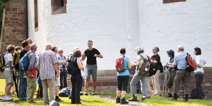 Peter Michael Lupp hält einen Vortrag über den Sternenweg vor einer Pilgergruppe